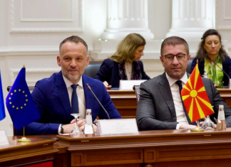 Mickoski: Me Fetain komunikoj në anglisht! Flet rrjedhshëm katër gjuhë dhe është i shkolluar në universitete të shquara