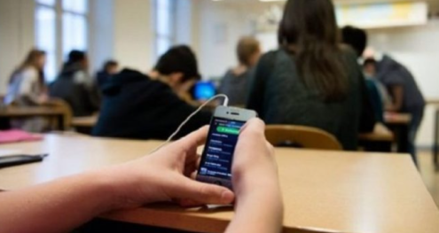 Info Shqip: Maqedoni e Veriut: Ndalohen telefonat në shkolla, edhe mësuesit nuk guxojnë t’i përdorin