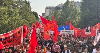 Info Shqip: 60 autobusë nga Kosova nisen drejt sheshit “Skënderbej” , kalimi në Rrugën e Kombit pa pagesë për 24 orë