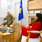 Osmani bisedon me komandantin e ri të KFOR-it për “kërcënimet me dronë” nga Serbia