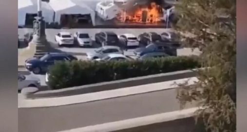 Info Shqip: Reagon autori për zjarrin përpara parlamentit serb: Më shqetësonin tendat, doja ta shkatërroja kampin