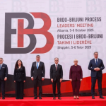 Vjosa Osmani: Vuçiqi tentoi ta prishte takimin me fyerje e arrogancë, iu kundërpërgjigjëm me argumente