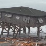 Pamje të frikshme! Shihni si ‘përpijnë’ valët gjigande shtëpitë (VIDEO)