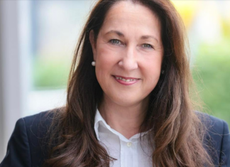 Theret 13 herë me thikë kryetarja e një komune në Gjermani, po lufton me jetën