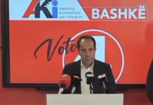 Arsim Dalipi i AKI-së keqpërdor shkollat dhe nxënësit në kohë fushate!