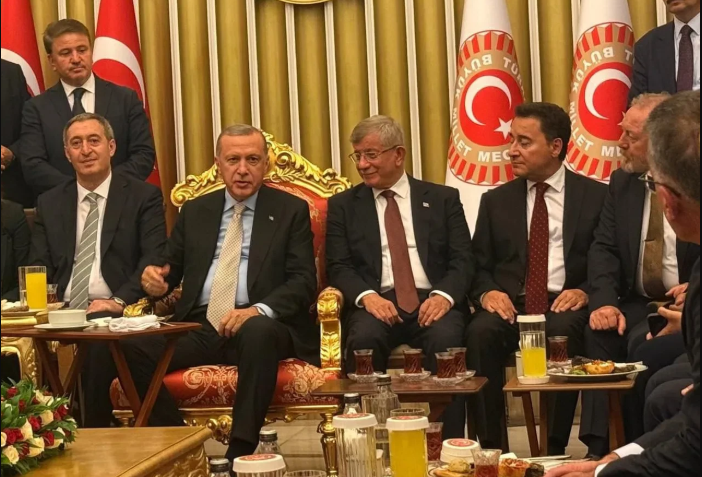 Momente historike në skenën politike turke  takohen Erdogan dhe Davutogllu 