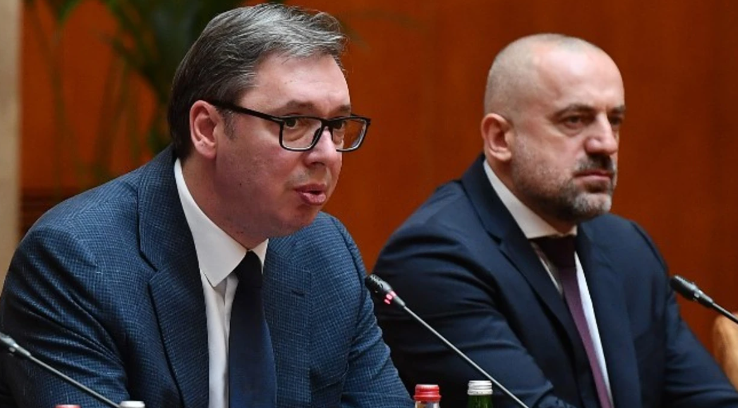 Si po e forcon Vuçiq  Radoiçiqin në Serbi 