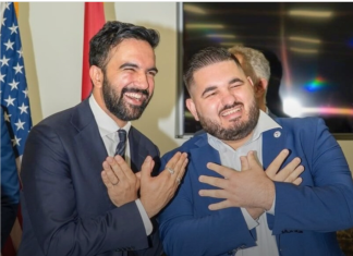 Kandidati për kryebashkiak i Nju-Jorkut bën shqiponjën me duar