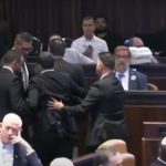 Çfarë ndodhi? Ndërpritet fjalimi i Trump në Izrael, sigurimi ndërhyn me urgjencë