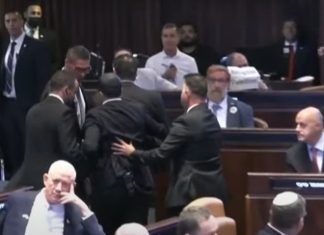 Çfarë ndodhi? Ndërpritet fjalimi i Trump në Izrael, sigurimi ndërhyn me urgjencë