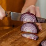 Info Shqip: Si të mos qani kur qëroni qepë! Cila është mënyra më e mirë për t’i prerë