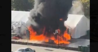 Info Shqip: Çfarë po ndodh? Zjarr dhe të shtëna me armë zjarri jashtë parlamentit, një i plagosur (VIDEO)