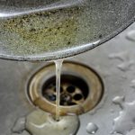 Info Shqip: Pse nuk duhet ta hedhim vajin nga tigani në lavaman! Çfarë të bëjmë me të pasi të gatuajmë