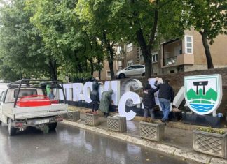 Largohet mbishkrimi ‘Kosovska Mitrovica’ në Mitrovicë të Veriut