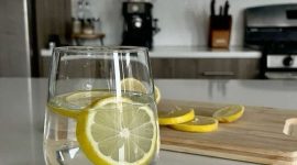Info Shqip: Pse duhet të filloni menjëherë të konsumoni ujë të ngrohtë me limon