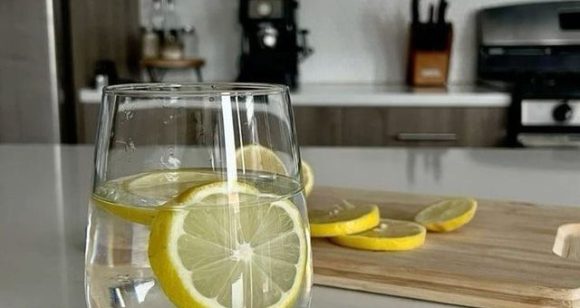 Info Shqip: Pse duhet të filloni menjëherë të konsumoni ujë të ngrohtë me limon