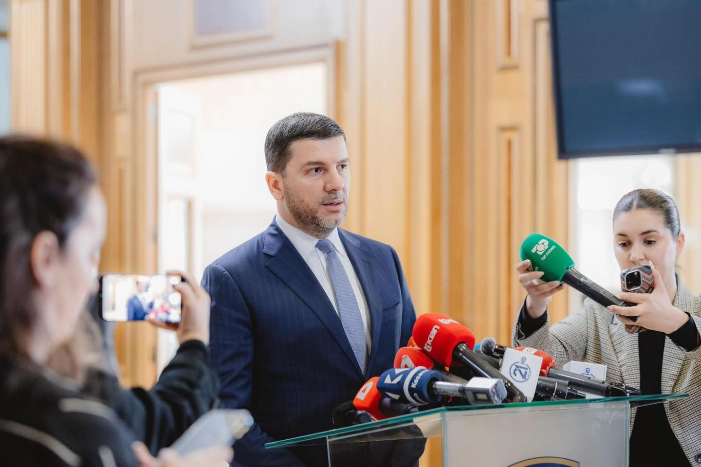 Memli Krasniqi jep dorëheqje nga posti i kryetarit të PDK së