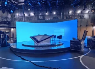 Çfarë i ndodhi? Moderatores së njohur shqiptare i i bie të fikët live në emision (VIDEO)