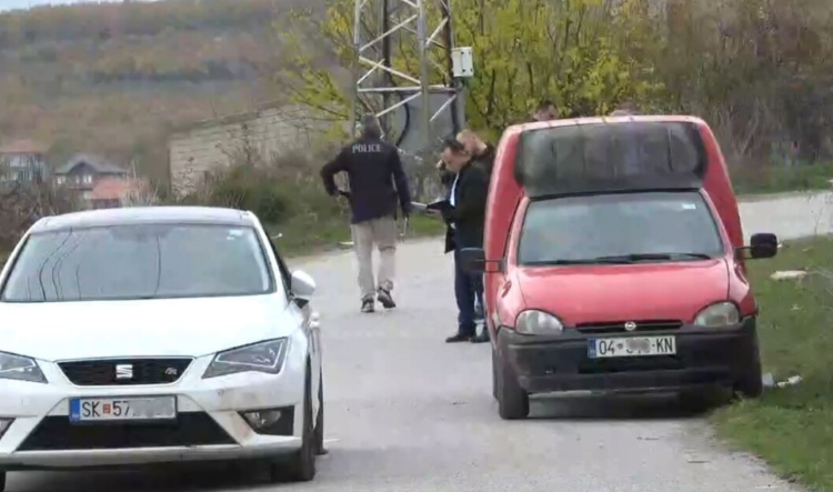 Vrasja e dy vëllezërve në Kosovë, në vendin e ngjarjes një veturë me targa të Shkupit