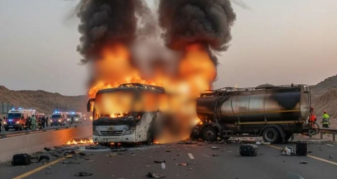 Info Shqip: Digjet autobusi në rrugën nga Meka në Medinë, vdesin 45 persona që kishin shkuar për të bërë Umra-n
