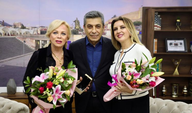 Mexhiti pret në Shkup sopranon Inva Mula: Bashkë me Dëshira Ahmeti Kërliun, do të performojnë për nder të Festës së 28 Nëntorit