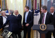 Incident në Shtëpinë e Bardhë, bie në tokë gjatë fjalimit përfaqësuesi i një kompanie farmaceutike (VIDEO)