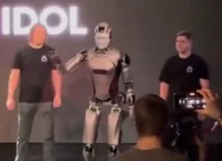 Roboti i parë humanoid i Rusisë me AI rrëzohet pas vetëm disa sekondave (VIDEO)
