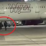 “Ndaloje avionin”, E pazakontë, dy pasagjerë shpërthejnë derën e sigurisë, dhe vrapojnë në pistë (VIDEO)