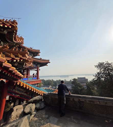 [FOTO – Summer Palace, unë i mbështetur në ballkon, pamja nga liqeni drejt qytetit/ Bajram Memeti]
