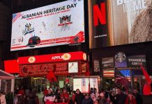 Times Square “vishet” Kuq e Zi për festën e Flamurit Kombëtar (VIDEO)
