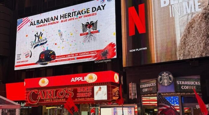 flamuri-kuq-e-zi-time-square-nju-jork-696x614