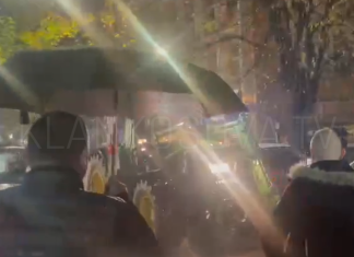 Simpatizantët e LDK-së festojnë me traktor në Pejë (VIDEO)