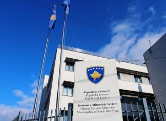Lista Serbe injoron qëllimshëm shënim zyrtar “Republika e Kosovës” në Komunën e Mitrovicës së Veriut (FOTO)