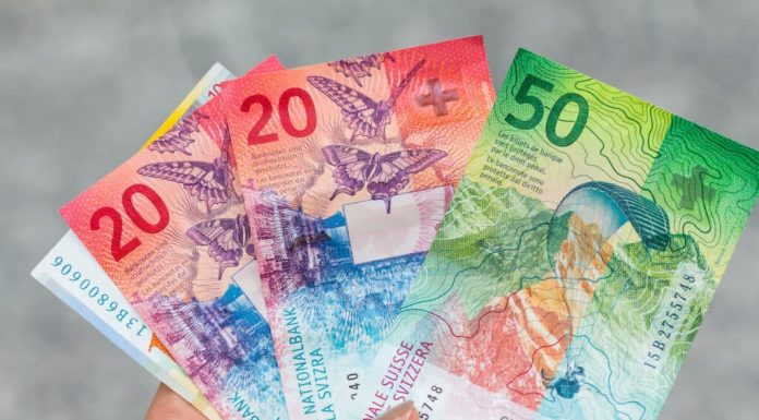 person-holding-some-Swiss-franc-bills-1024x683-1