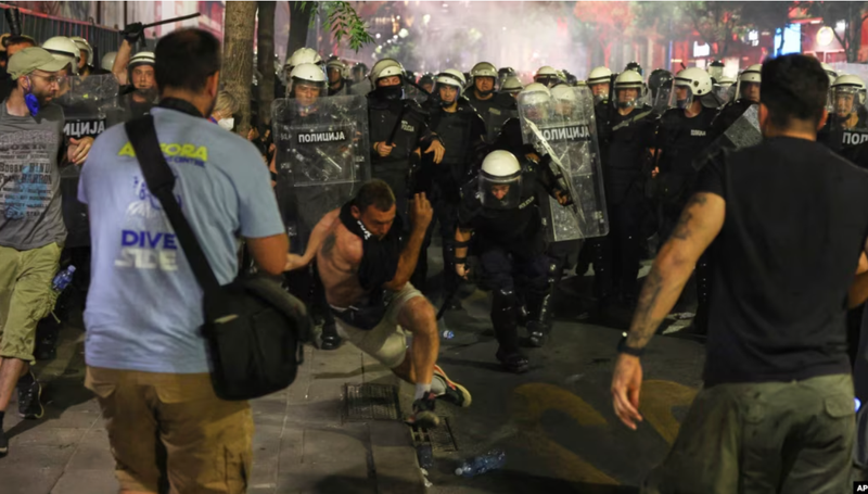 rikthehen-protestat-ne-serbi