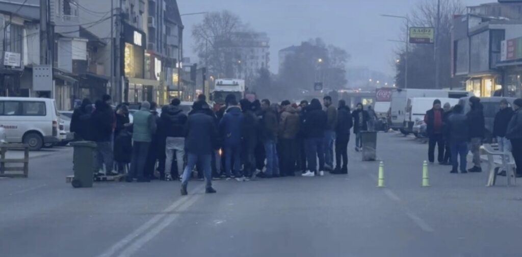 Dy ditë pa rrymë Serava e Çairit, banorët e revoltuar bllokojnë rrugën (VIDEO)