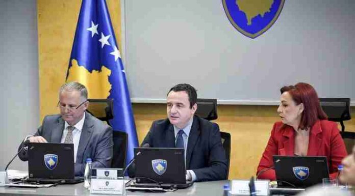 Qeveria-Kurti-696x464