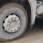 1.300€ gjobë për kamionët që lëviznin me baltë në goma në rrugët e Shkupit