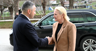 Info Shqip: Kryetari i Dibrës Fisnik Mela, pret në takim pune ambasadoren e SHBA-së Aggeler