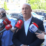 Haradinaj porosi kryetarëve serbë: Mos u lazdroni, ktheni menjëherë flamurin e Kosovës dhe fotografinë e presidentes në zyre