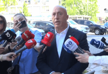 Haradinaj porosi kryetarëve serbë: Mos u lazdroni, ktheni menjëherë flamurin e Kosovës dhe fotografinë e presidentes në zyre