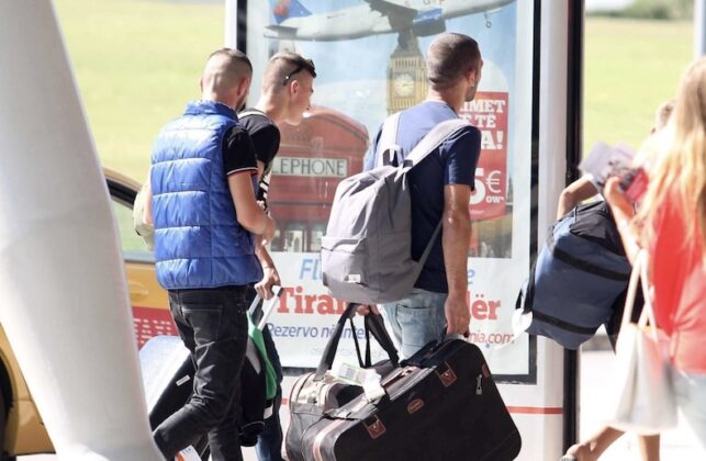 44  e shqiptarëve duan të emigrojnë në vitin 2025  niveli më i lartë në Ballkan