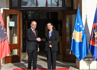 “Kosova e Shqipëria të jenë gjithmonë pranë njëra-tjetrës”, presidentja Osmani pret në takim presidentin Begaj
