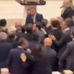 Kaos në parlamentin turk! Deputetët e Erdogan dhe të opozitës përfshihen në një sherr me grushte