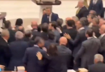 Kaos në parlamentin turk! Deputetët e Erdogan dhe të opozitës përfshihen në një sherr me grushte