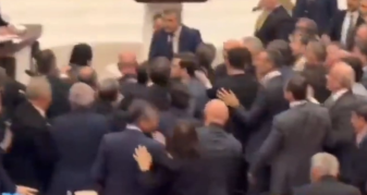 Info Shqip: Kaos në parlamentin turk! Deputetët e ​Erdogan dhe të opozitës përfshihen në një sherr me grushte