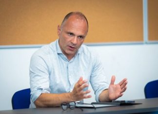 Filipçe thotë se po përgatitet për t’ia rikthyer pushtetin qytetarëve