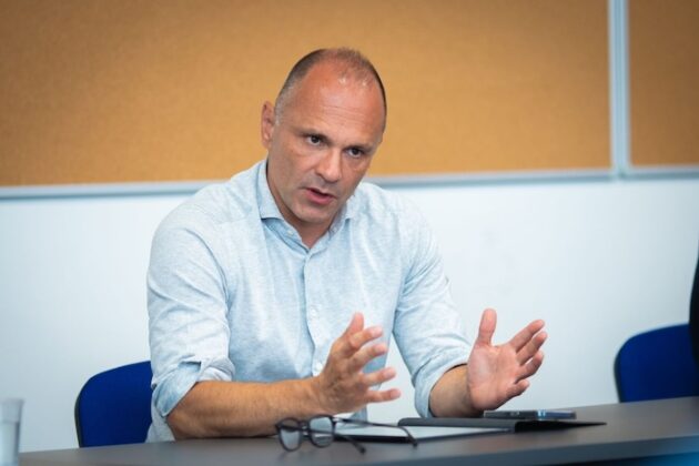 Filipçe thotë se po përgatitet për t’ia rikthyer pushtetin qytetarëve