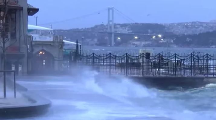 Moti i keq  godet  edhe këtë vend  anulohen fluturimet dhe lundrimet me traget