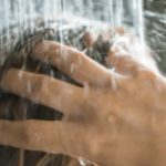 A është më mirë të bësh dush në mëngjes apo në mbrëmje?